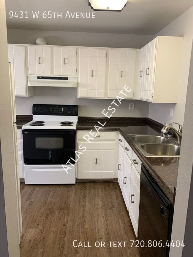 Building Photo - Awesome 1 bed/1 bath! Charming 4 plex! Off...