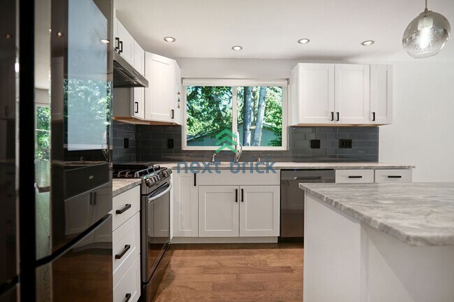 Building Photo - 3 Bed, 2.5 Bath Single Family Available fo...