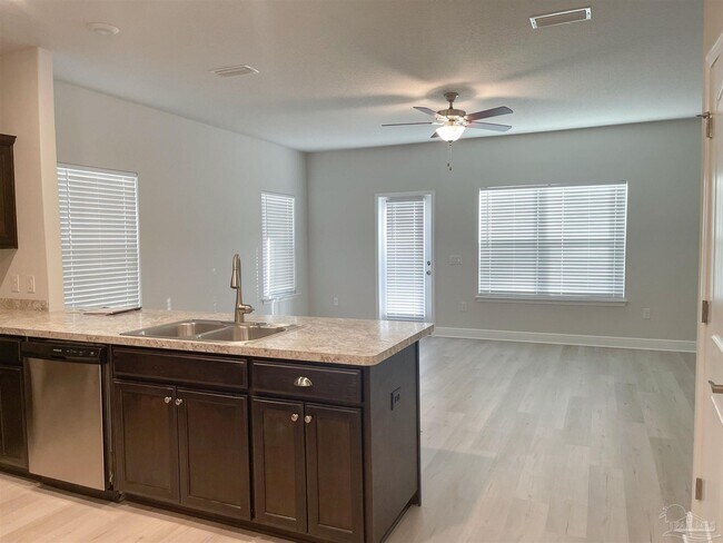 Foto del edificio - 395 Hilburn Ln