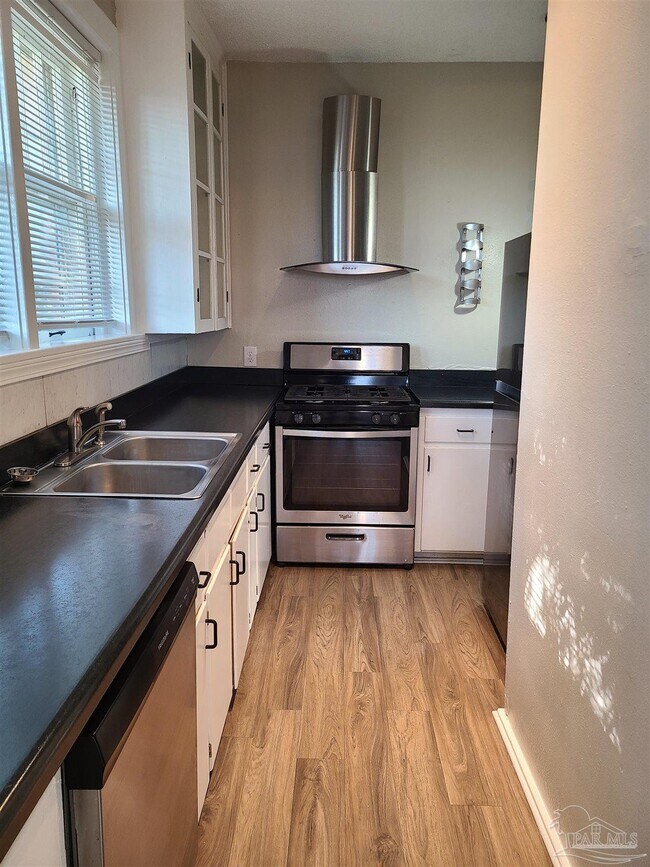 Foto del edificio - 112 W La Rua St