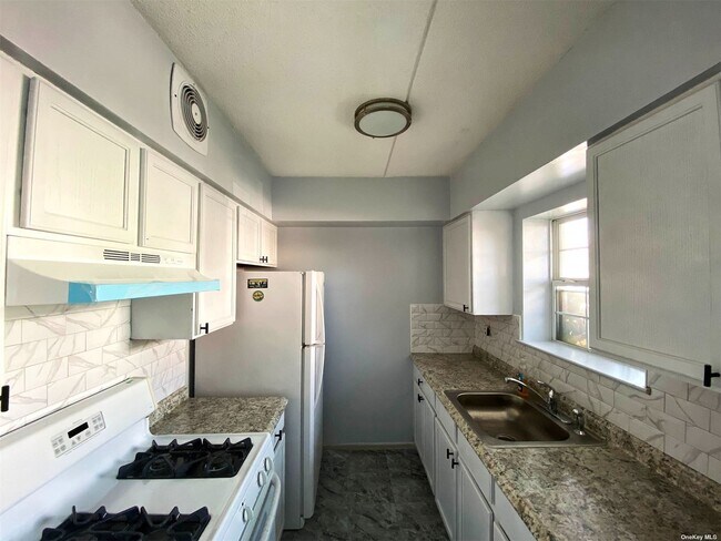 Building Photo - 141 Beach 60th St