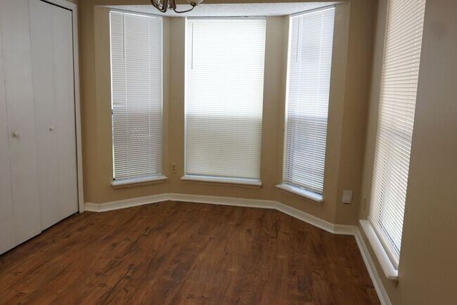 Foto del edificio - 3 Bedroom 2 Bathroom Townhome with Fenced Backyard. No Additional Fees