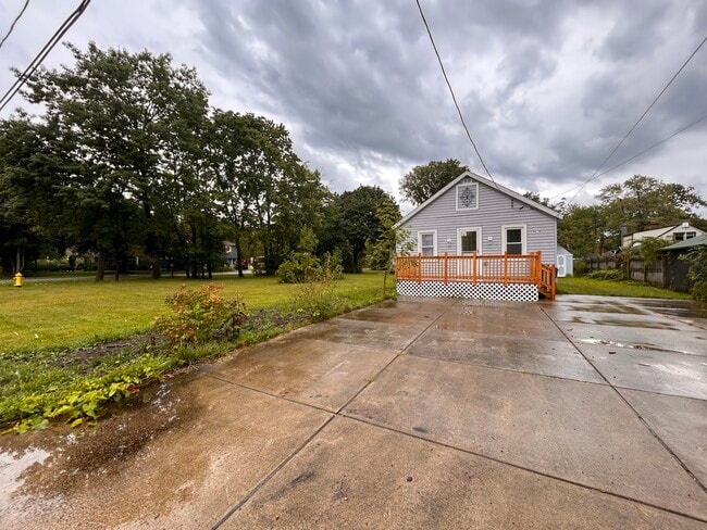 Building Photo - 9609 Maplewood St