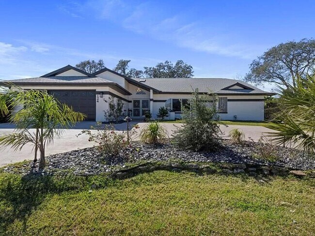 Building Photo - Sprawling 4 Bedroom Single Family Home in ...