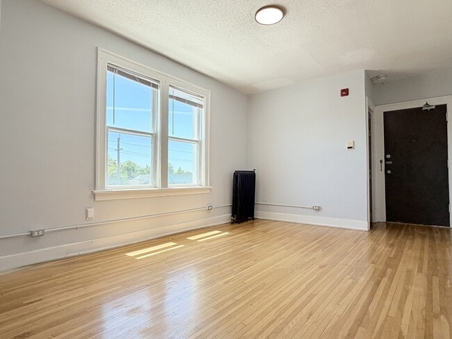 Building Photo - 1518 University Ave W