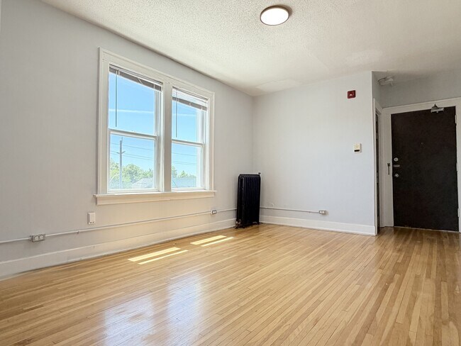 Photo du bâtiment - 1518 University Ave W