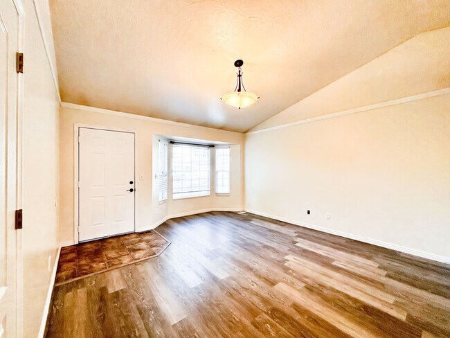 Building Photo - Perfect 5 bed - 2 bath Ranch Home near the...