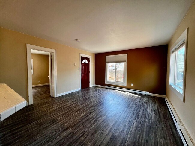 Foto del edificio - Non-Refundable & Security Deposit Total: $1100.00