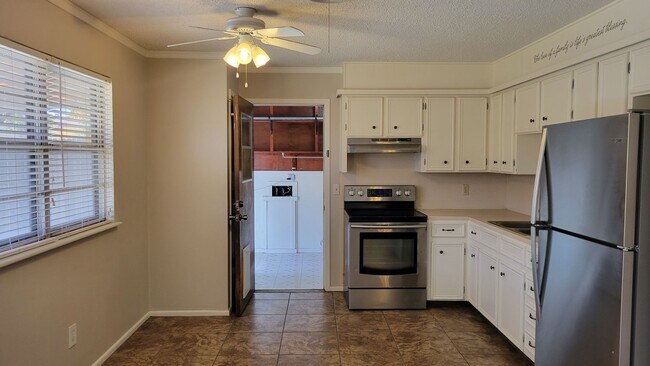 Foto del edificio - Leasing now! Cozy and comfortable 3/2/2 Brick Home Available for August