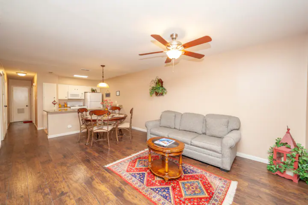 Open floor plan w/queen sized sleeper sofa - 303 Babcock Rd