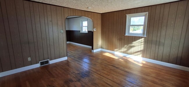 Building Photo - 3 Bedroom 1.5 Bathroom Available in Lancaster!