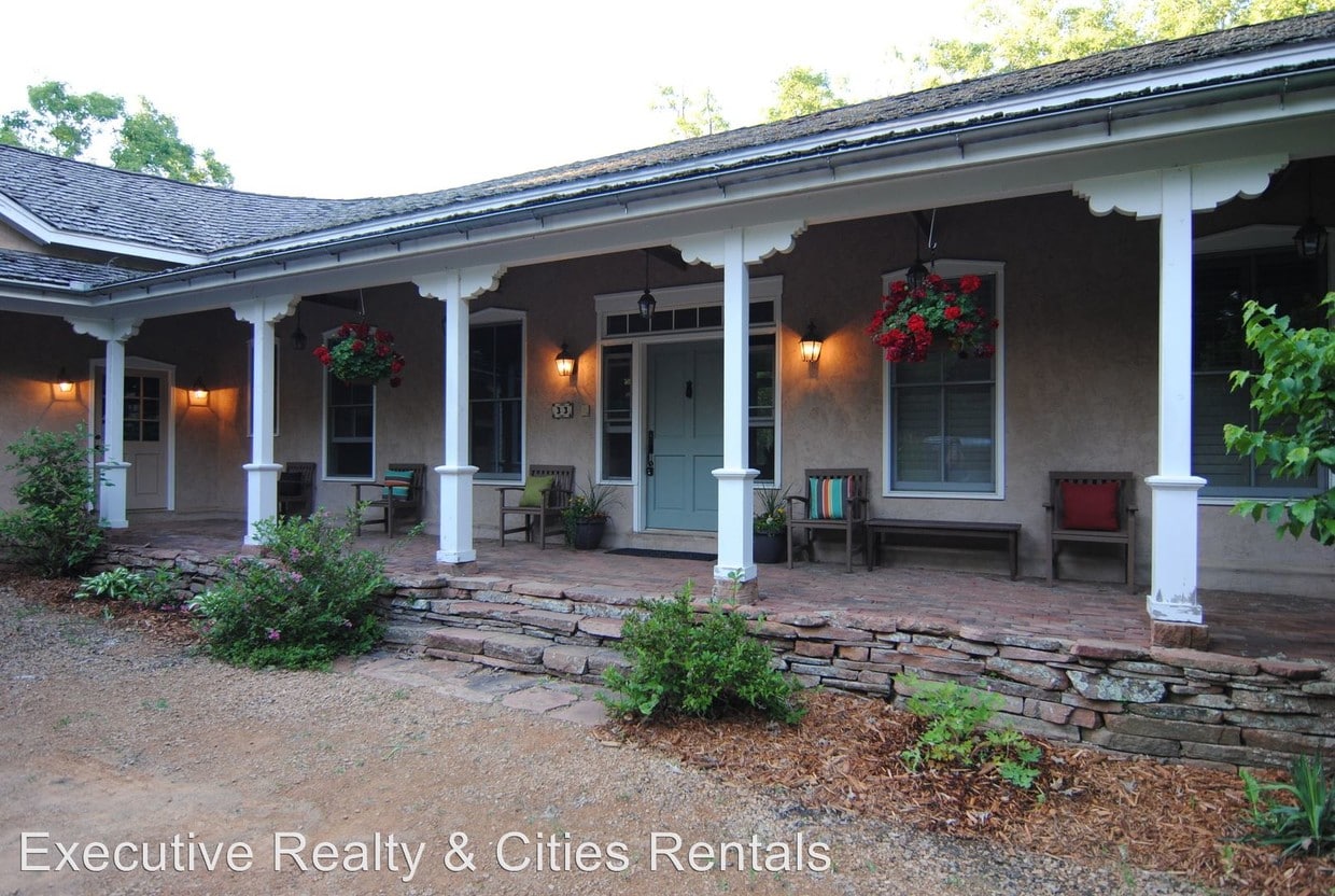 Primary Photo - 33 E Pleasant Lake Rd