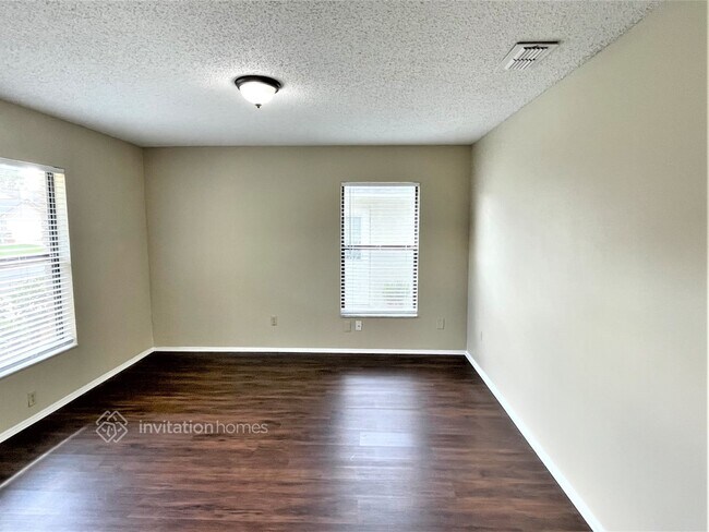 Building Photo - 512 W Springtree Way
