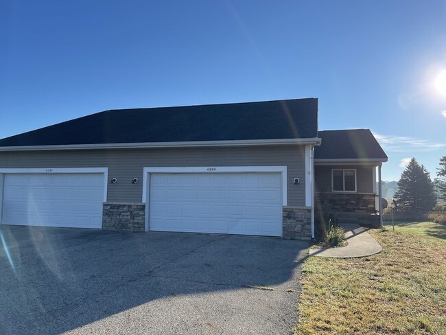 Building Photo - Newer Dorr Area Duplex 3 Bed 2 Bathroom