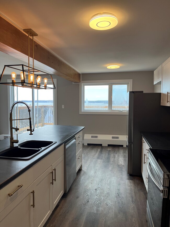 Building Photo - LUXURIOUS TWO BEDROOM APARTMENT AVAILABLE ...