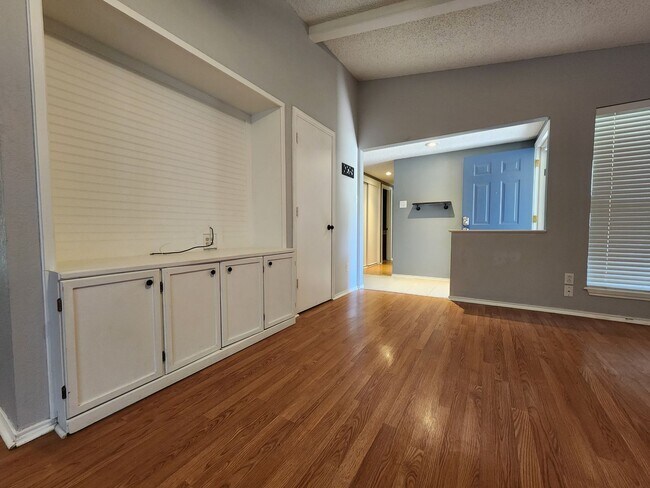 Foto del edificio - Wonderfully Large 3 bedroom home available...
