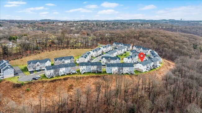Foto del edificio - END UNIT EXTRA LARGE TOWNHOME FOR LEASE