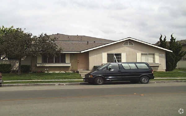 Building Photo - 1311 W 7th St