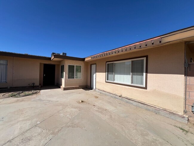 Building Photo - Spacious 4 Bedroom 2 Bathroom House Locate...