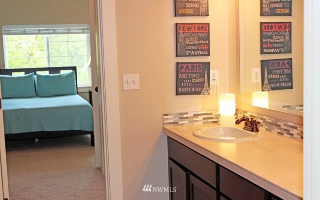 Building Photo - 5020 Delridge Way SW Unit A
