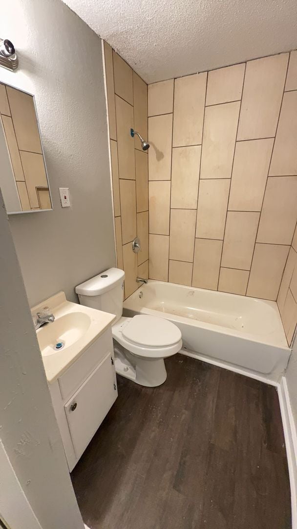 Building Photo - Spacious 4 bedroom 2 bath home - Open To Section 8