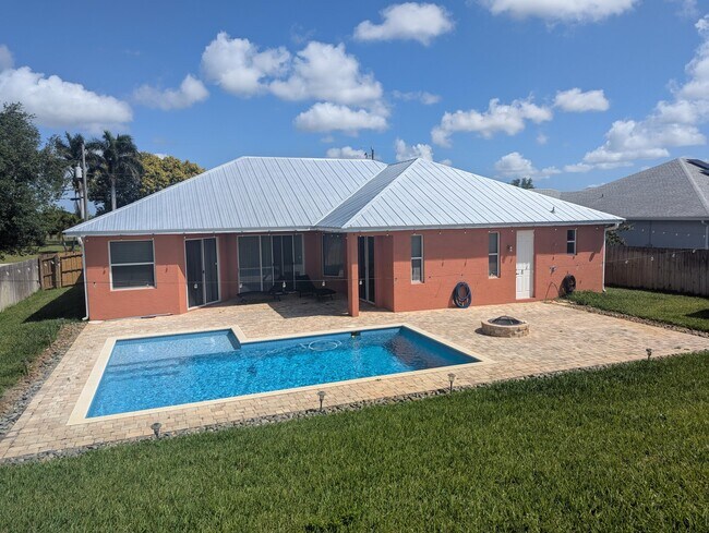 Foto del edificio - 359 SW Kestor Dr