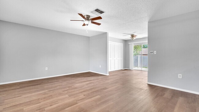 Building Photo - Renovated 2 Bedroom Unit