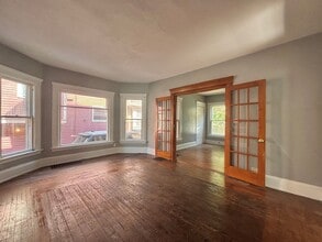 Building Photo - 411 Oak St