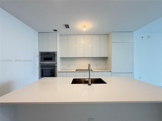 Foto del edificio - 700 NE 24th St