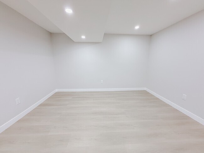 Building Photo - 612-656 56 Ave SW