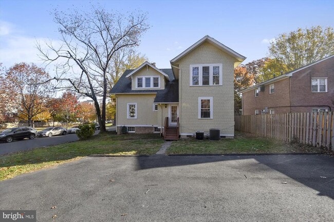 Building Photo - 1048 N Daniel St