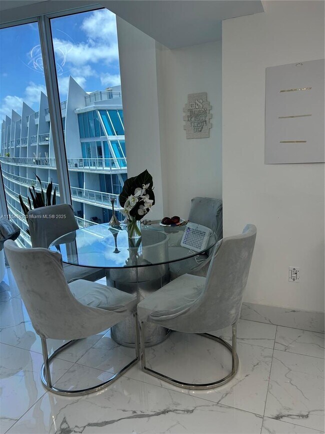 Foto del edificio - 3000 NE 188th St