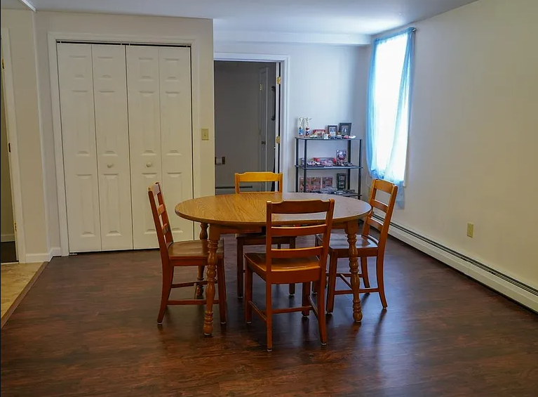 Dining room - 5281 Main St