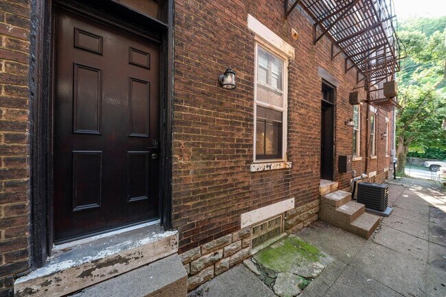 Building Photo - 2127 W Clifton Ave