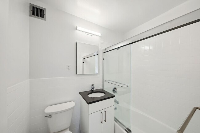 Foto del edificio - 2400 Webb Ave