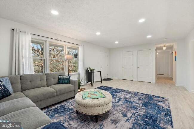 Foto del edificio - 100 Woodlands Ln