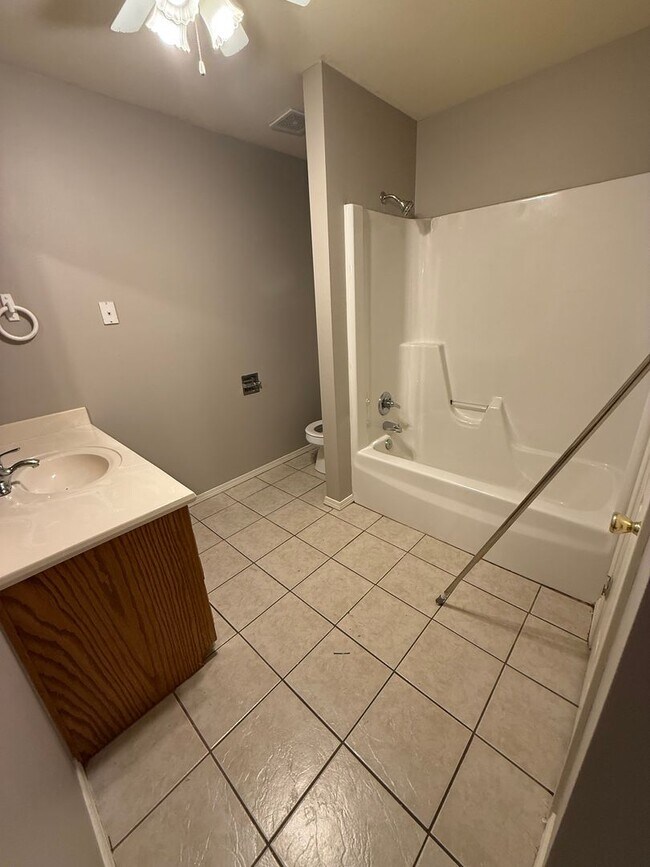 Foto del edificio - 3 Bed 2 Bath House with 1 Car Garage.  Total Electric. Yard Care Included.