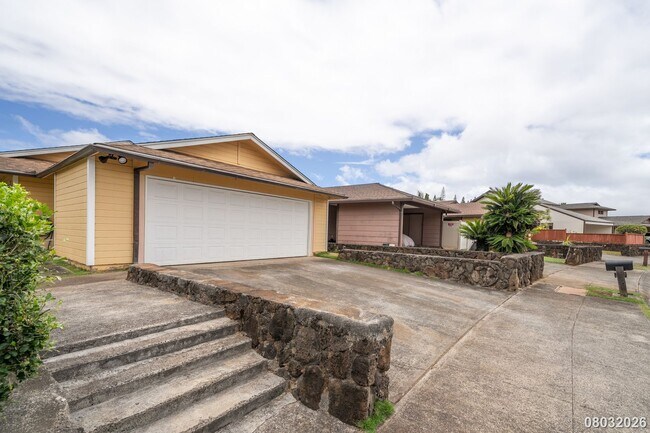 Building Photo - Available Now! 3 BD / 2 BA / 2 Car Garage Parking in Mililani