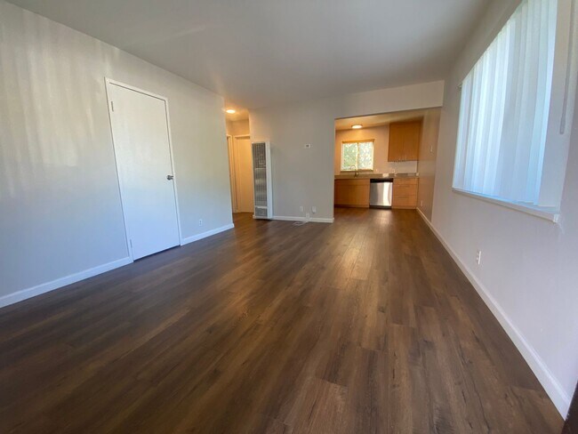 Building Photo - 1146 W Hamilton Ave