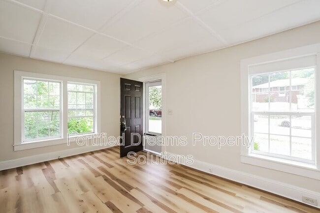 Foto del edificio - 2218 Greenway Ave NW