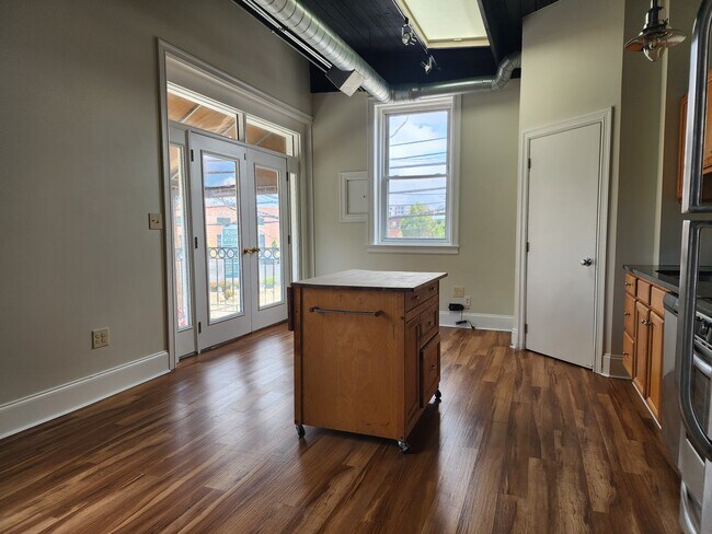 Kitchen with balcony - 84 S 24th St