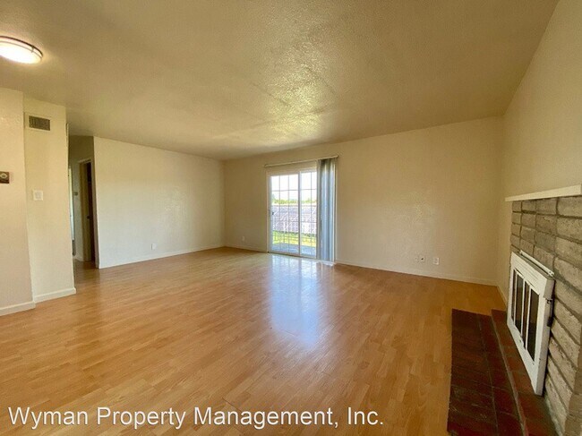 Foto del edificio - 651-657 S Freeway Dr