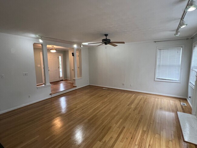 Foto del edificio - 8220 Canterbury Crest Ln