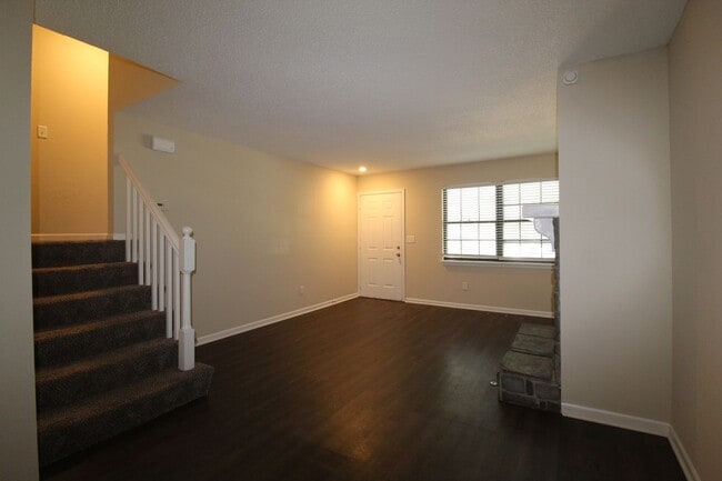 Building Photo - Updated 3 Bedroom 2 Bath Duplex in Olathe