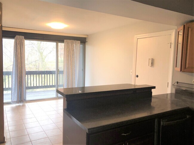 Building Photo - 5532 E Lake Dr