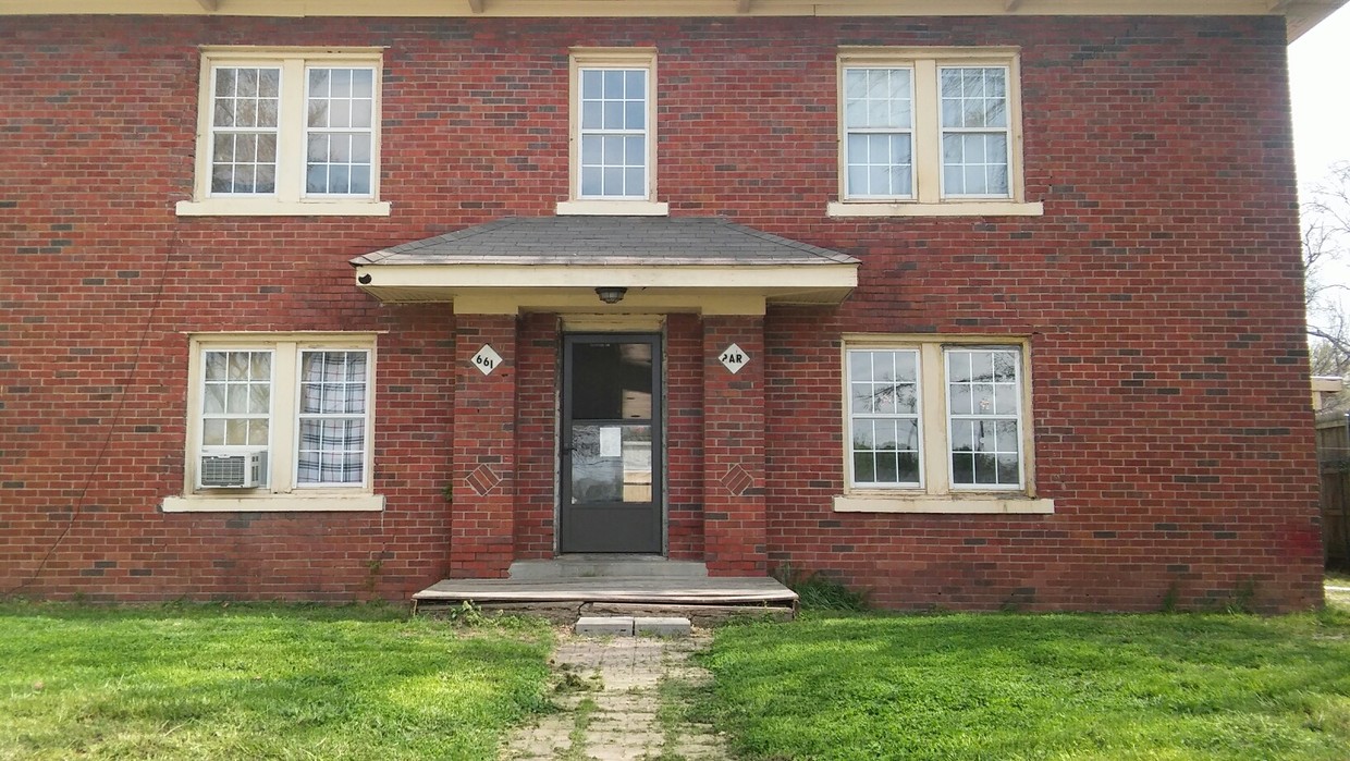 Primary Photo - 661 N Park Ave