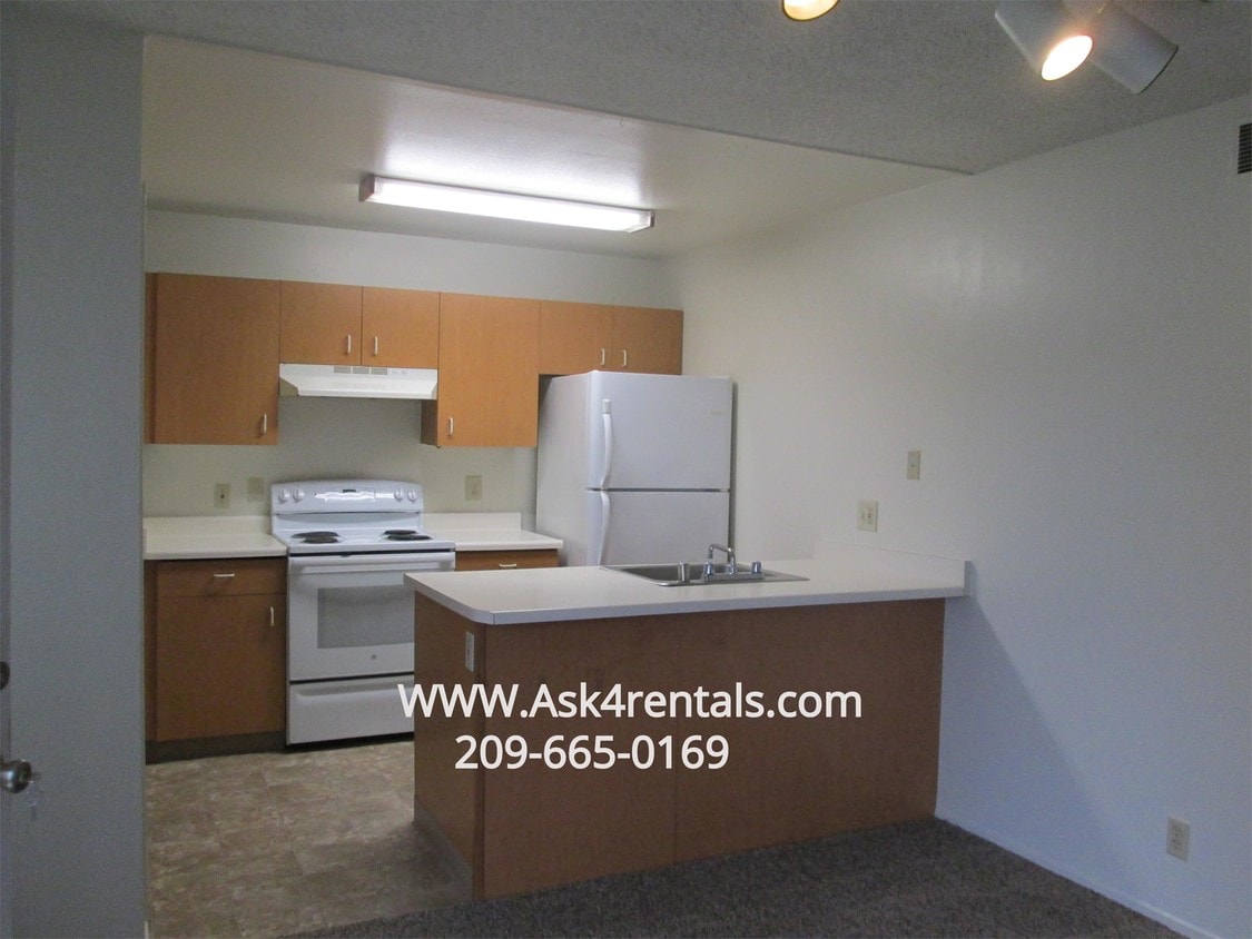 Building Photo - 2225 Chrysler Dr