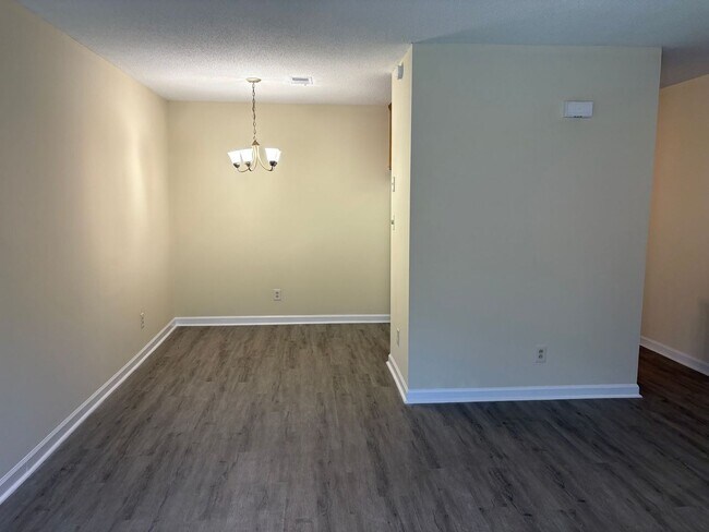 Foto del edificio - Condo on Chandler Drive near Cherry Park