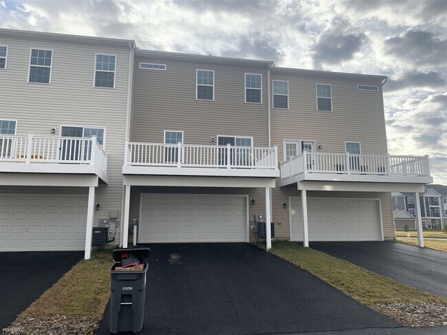 Building Photo - 3 br, 2.5 bath Townhome - 343 South Parkwa...