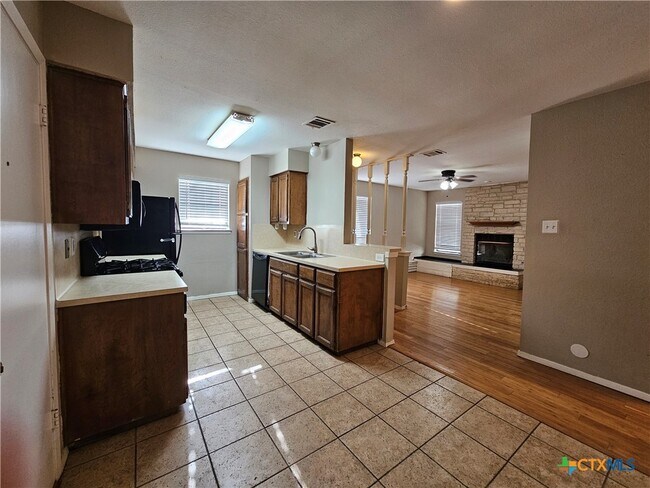 Foto del edificio - 6500 Columbia Oaks Ct